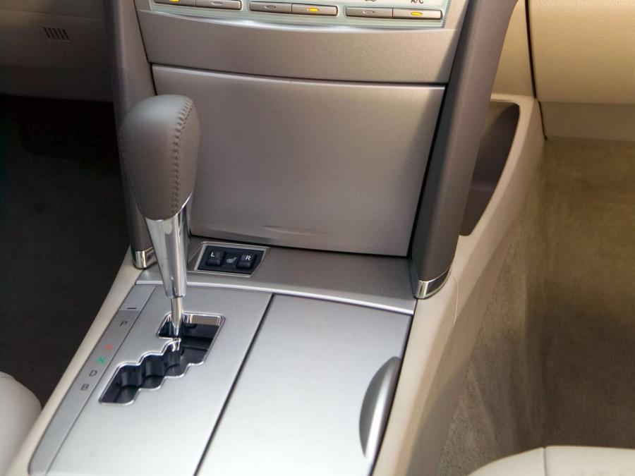 Детали интерьера Toyota Camry Hybrid 2006 года  (NA) (фото 19 из 62)